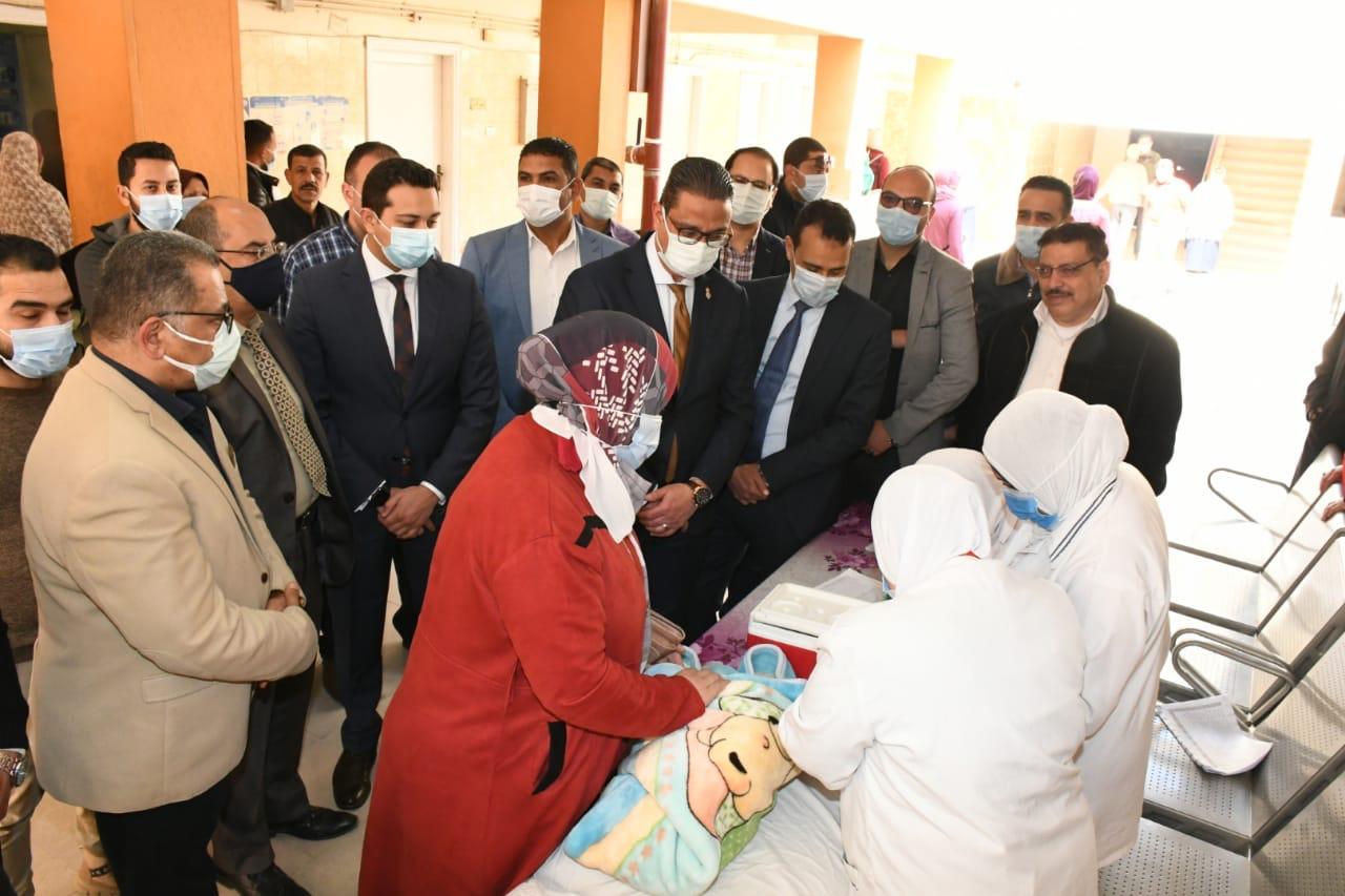 محافظ الفيوم يتفقد أعمال الحملة القومية للتطعيم