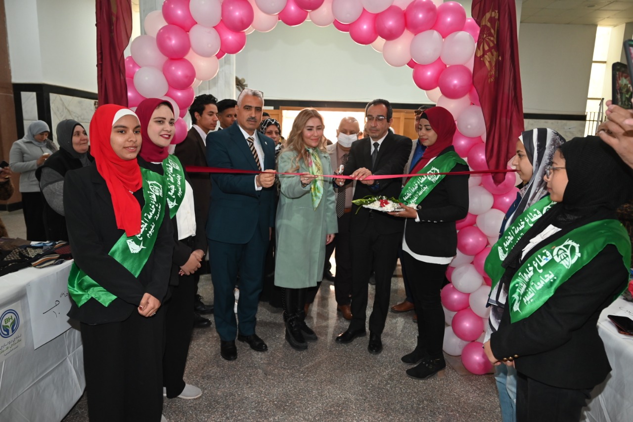 رئيس الجامعة يفتتح المعرض
