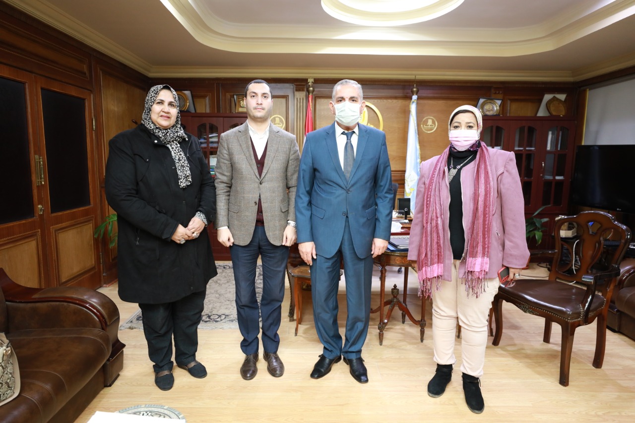 لواء جمال نور الدين محافظ كفر الشيخ وعمرو البشبيشي نائب المحافظ، وعلى اليمين د. سوسن سلام وعلى اليسار د. إلهام محمد محمود