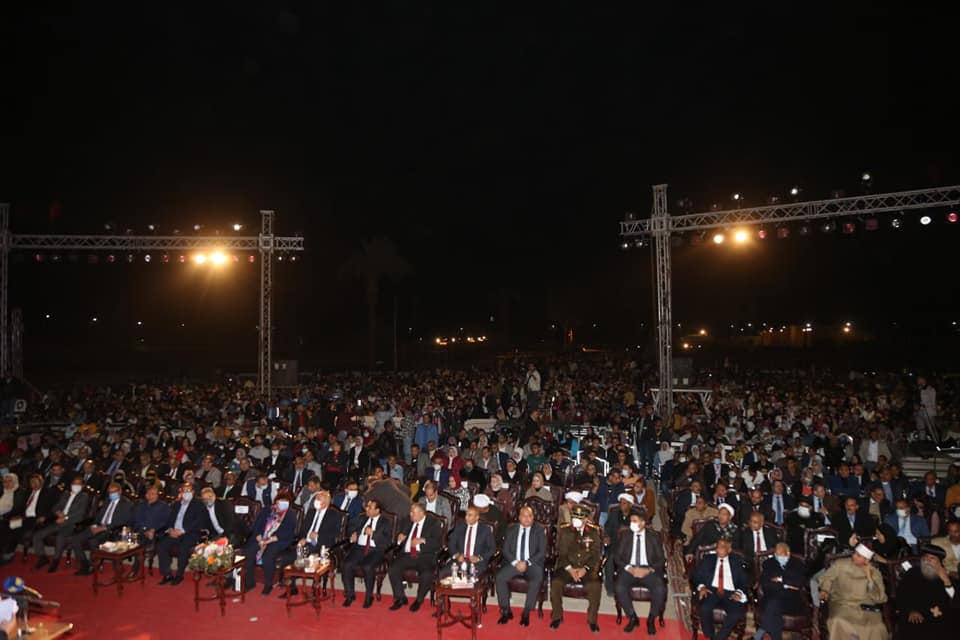 الجمهور فى افتتاح الدورة الثانية من مهرجان دندرة للموسيقي والغناء