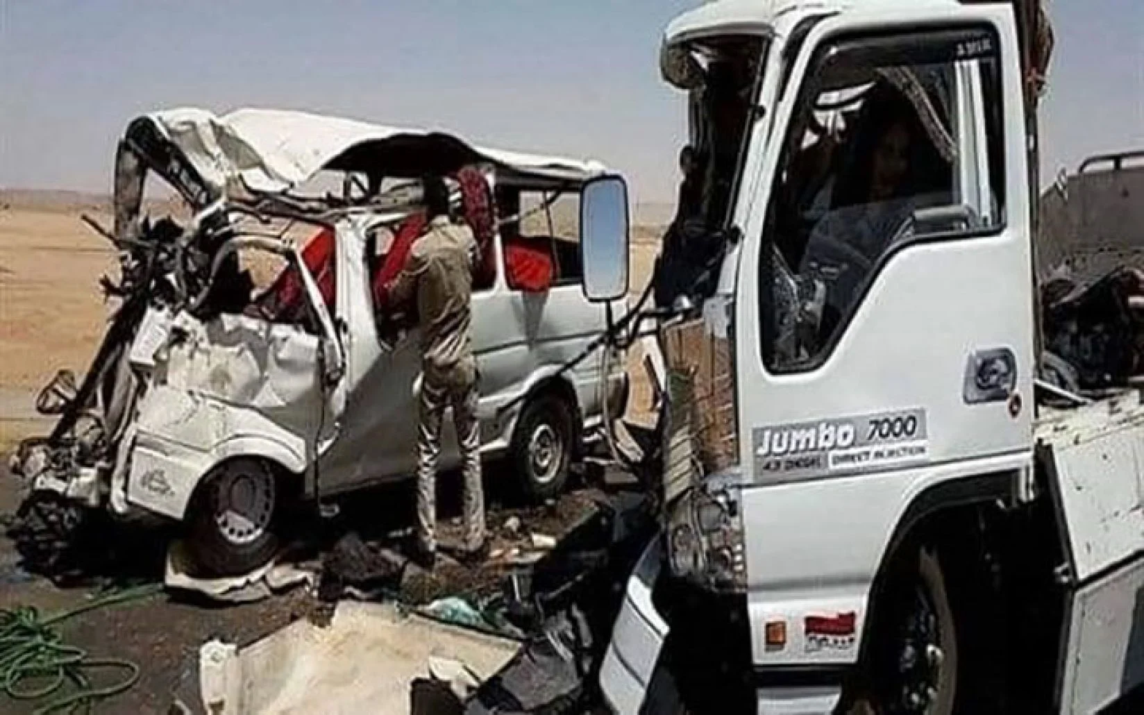 حادث تصادم ميكروباص وسيارة نقل