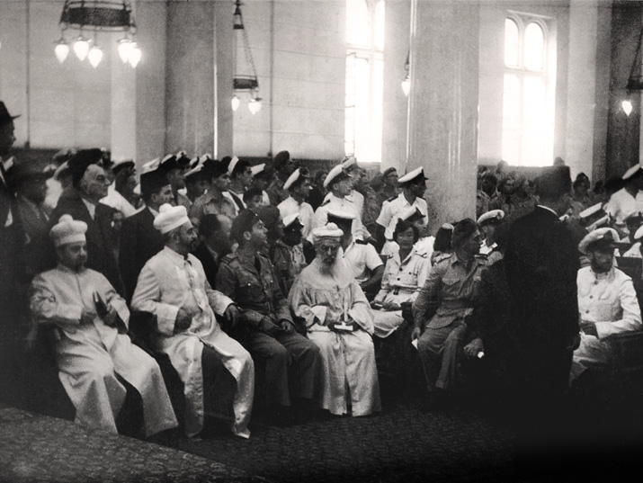 اليهود واحتفالات بسقوط النظام النازي في كنيس في الإسكندرية، مصر.