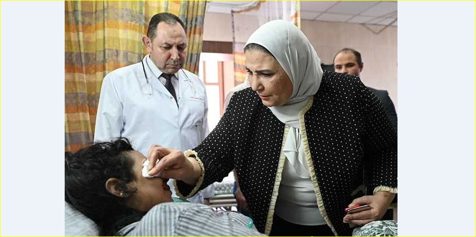 وزيرة التضامن نيفين القباج تواسى أحدى المصابات فى الحادث