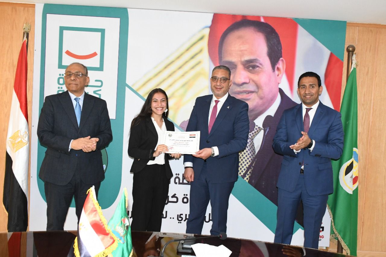 محافظ الفيوم ونائب وزير الصحة يكرمان أبناء المحافظة المشاركين فى مبادرات المجلس القومى للأمومة والطفولة