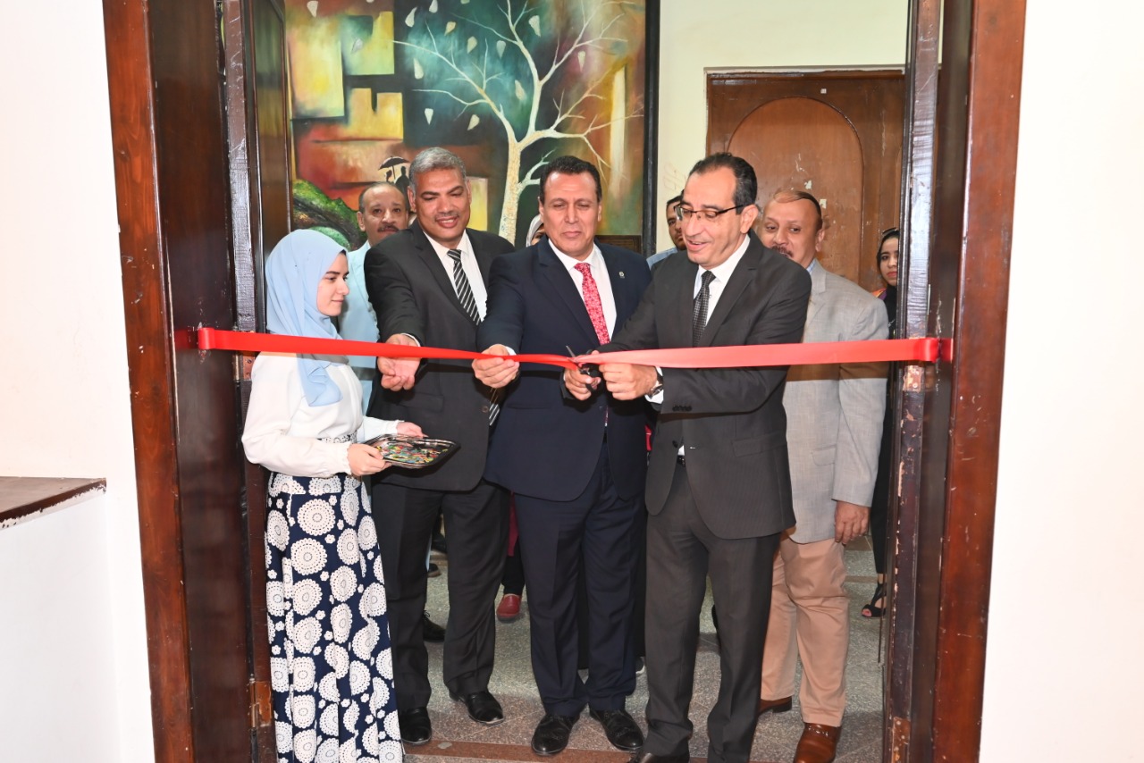 رئيس جامعة الفيوم يفتتح معرض (مقتطفات من الحلي المعدني) بكلية التربية النوعية