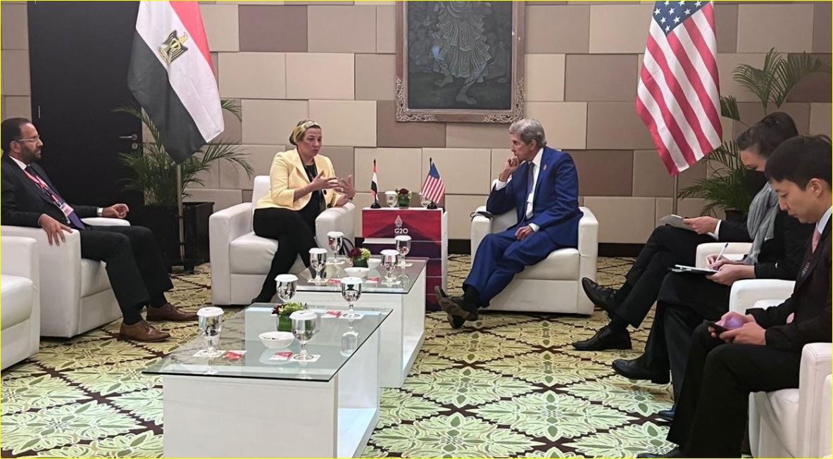وزيرة البيئة وجون كيري