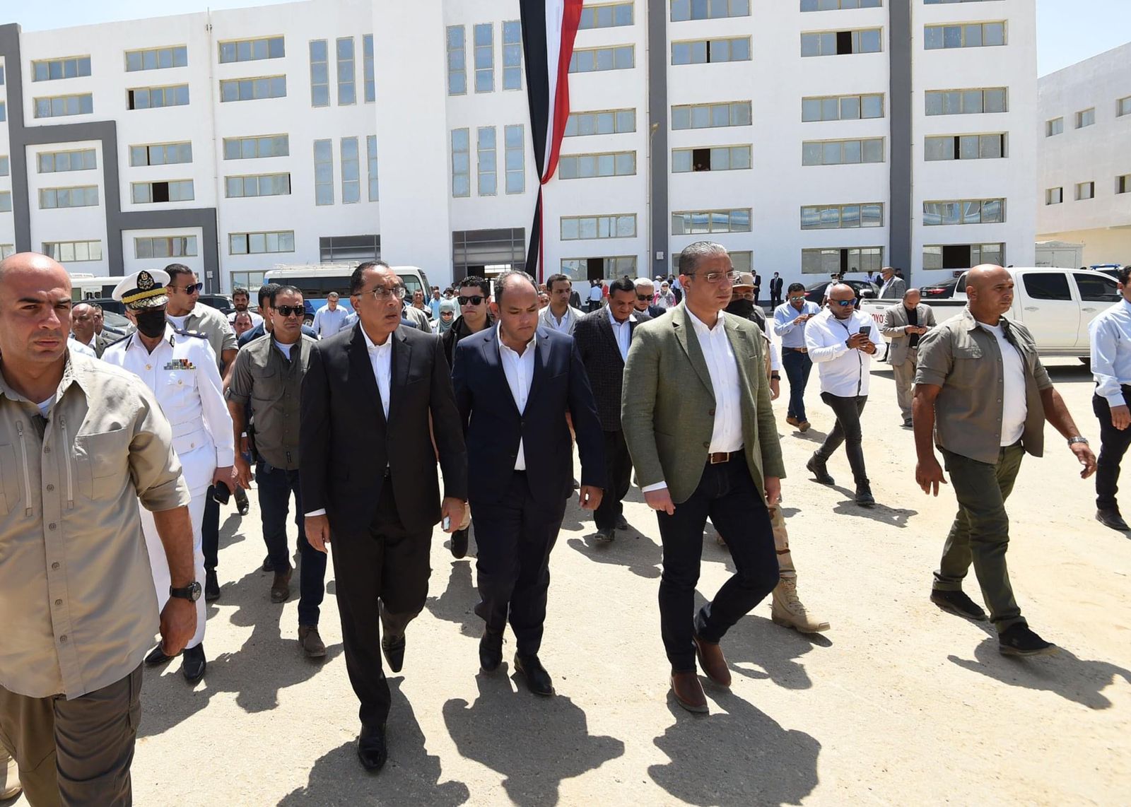 رئيس الوزراء والوفد المرافق له يتفقد مشروعات التنمية فى محافظة الفيوم