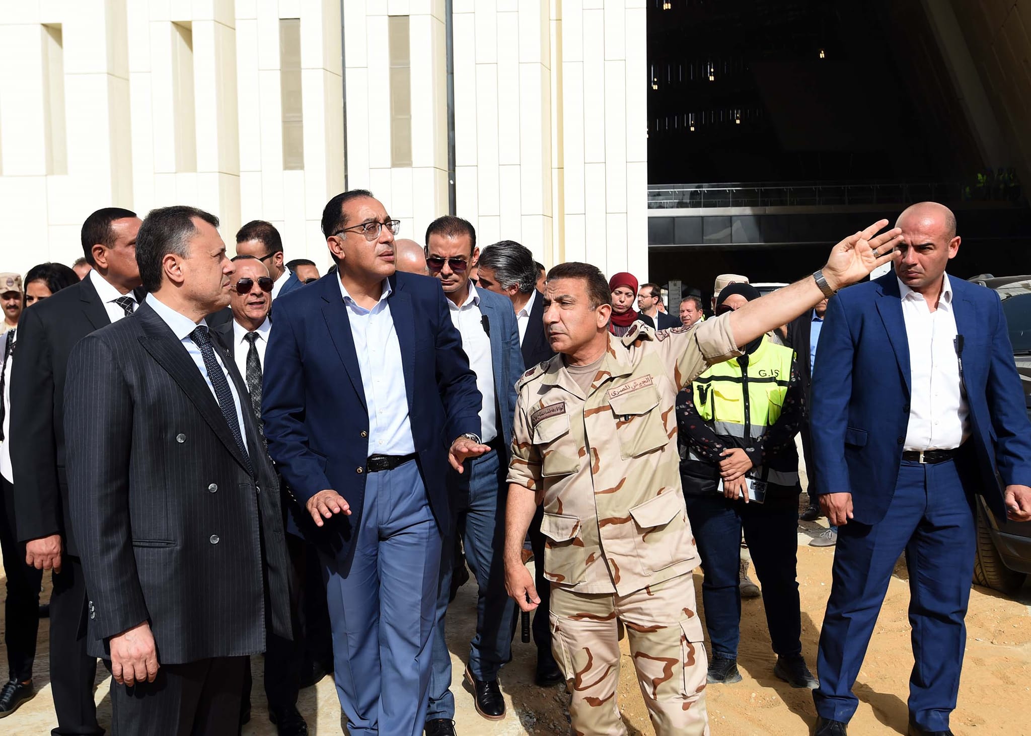 رئيس الوزراء يتفقد أعمال تطوير محيط المتحف الكبير