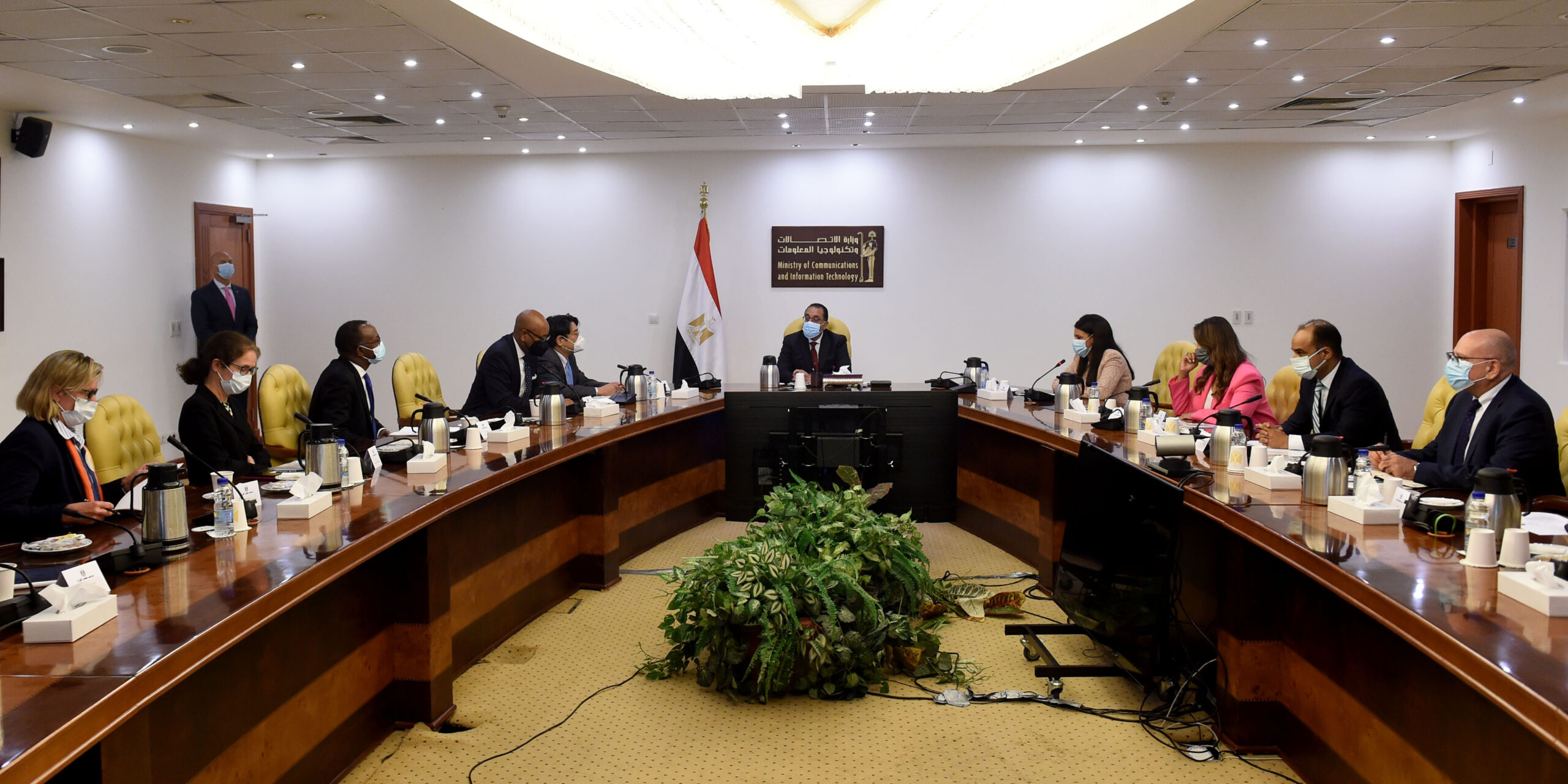رئيس الوزراء يلتقي أعضاء من وفد البنك الدولي
