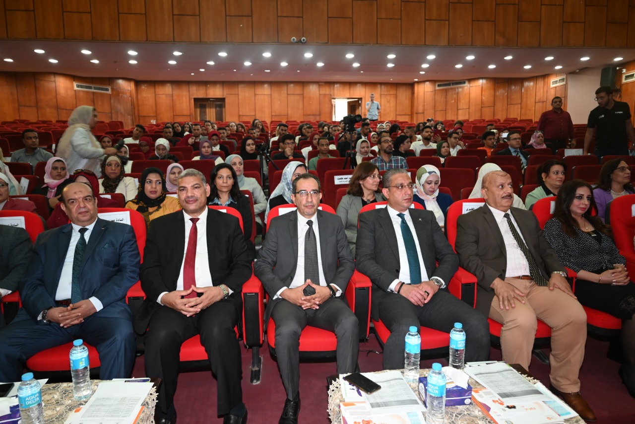 محافظ الفيوم ورئيس الجامعة خلال إطلاق المعسكر التوعوي لبناء قدرات وحدات مناهضة العنف ضد المرأة