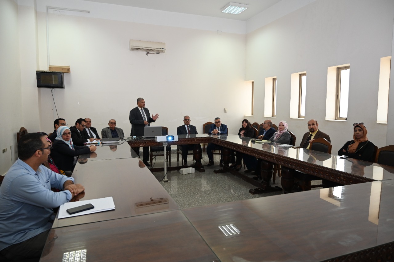 اجتماع الفريقُ التنفيذيُّ لإعداد الخُطَّة الاستراتيجيَّة للجامعة برئاسة أ.د عرفه صبري حسن