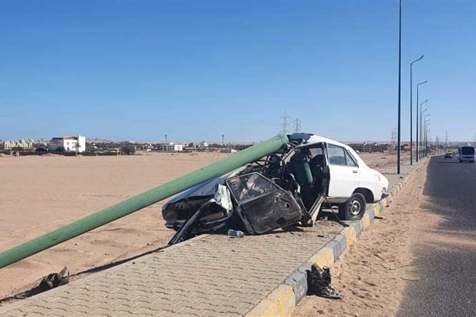 اصطدام سيارة بعامود إنارة