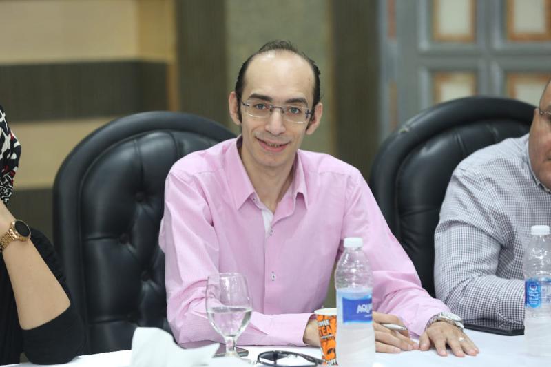 النائب محمد عبد العزيز