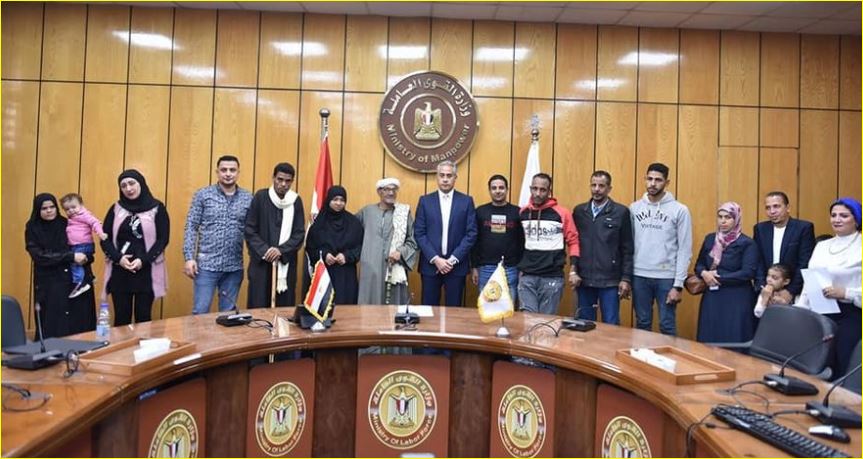وزير القوى العاملة وأسر من العمالة غير المنتظمة