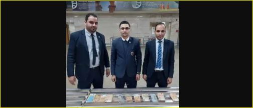 مأمورو الضبط يعرضون كمية النقد الأجنبي المضبوط