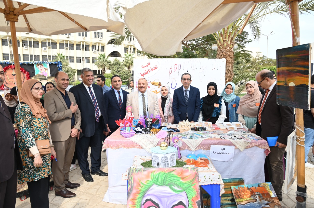 رئيس الجامعة فى صزرة تذكارية مع المشاركين فى الافتتاح والعارضين