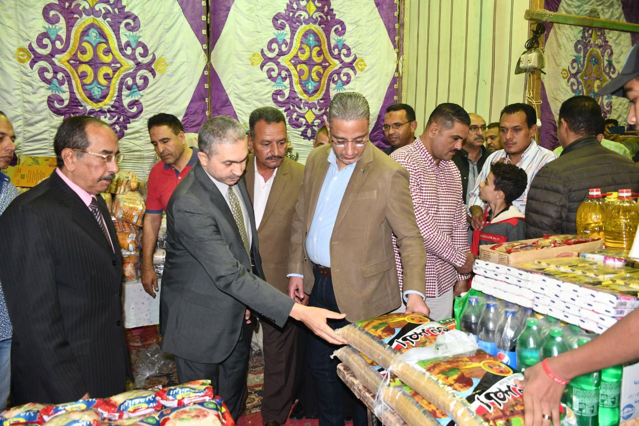محافظ الفيوم يفتتح معرض بيع السلع الغذائية بأسعار مخفضة بسنورس