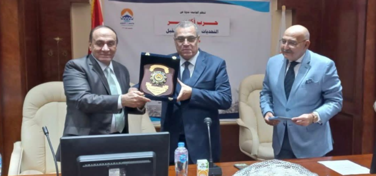 ا د جمال سامي رئيس جامعة 6 أكتوبر يكرّم اللواء سمير فرج