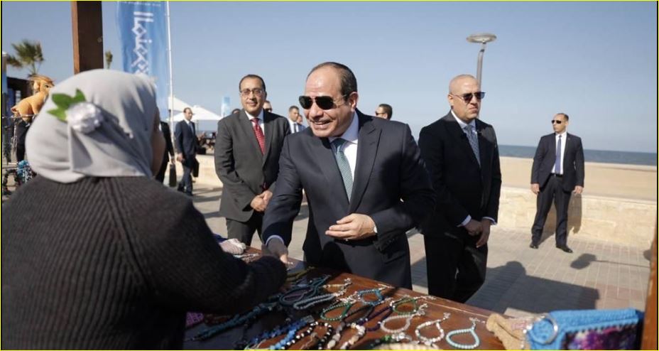 الرئيس السيسى يصافح مواطنة تعرض مشغولات يدوية من التراث المصرى
