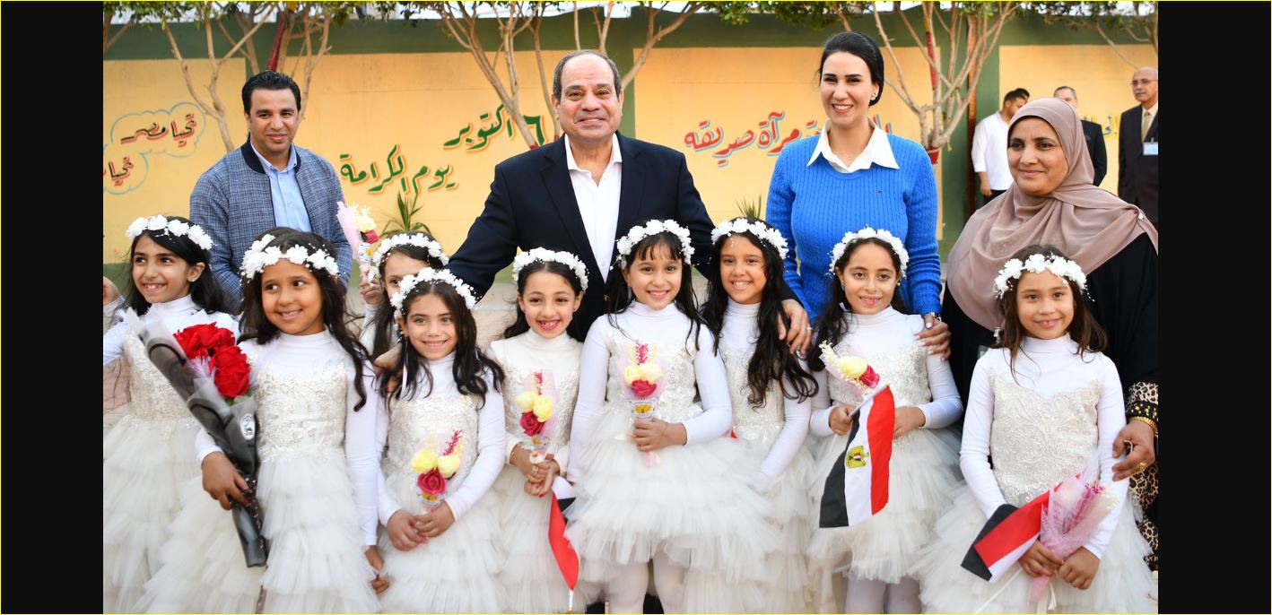 الرئيس السيسى فى صورة تذكارية مع تلاميذ مدرسة شربين