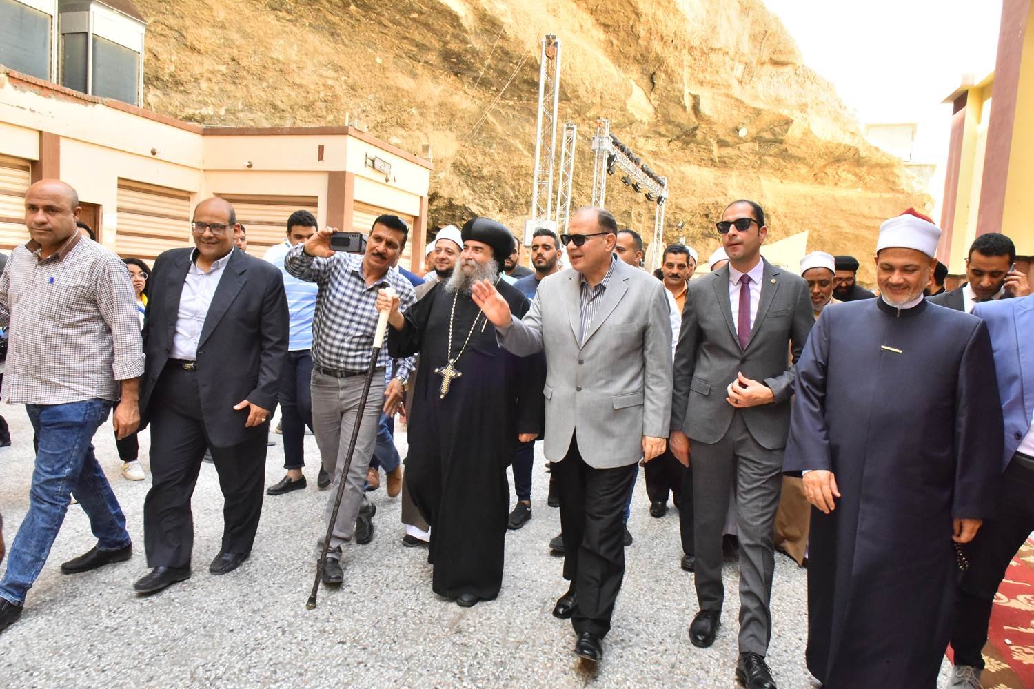 محافظ أسيوط والقيادات الكنسية يتابع أعمال التطوير بدير العذراء بدير درنكة بالجبل الغربي لأسيوط