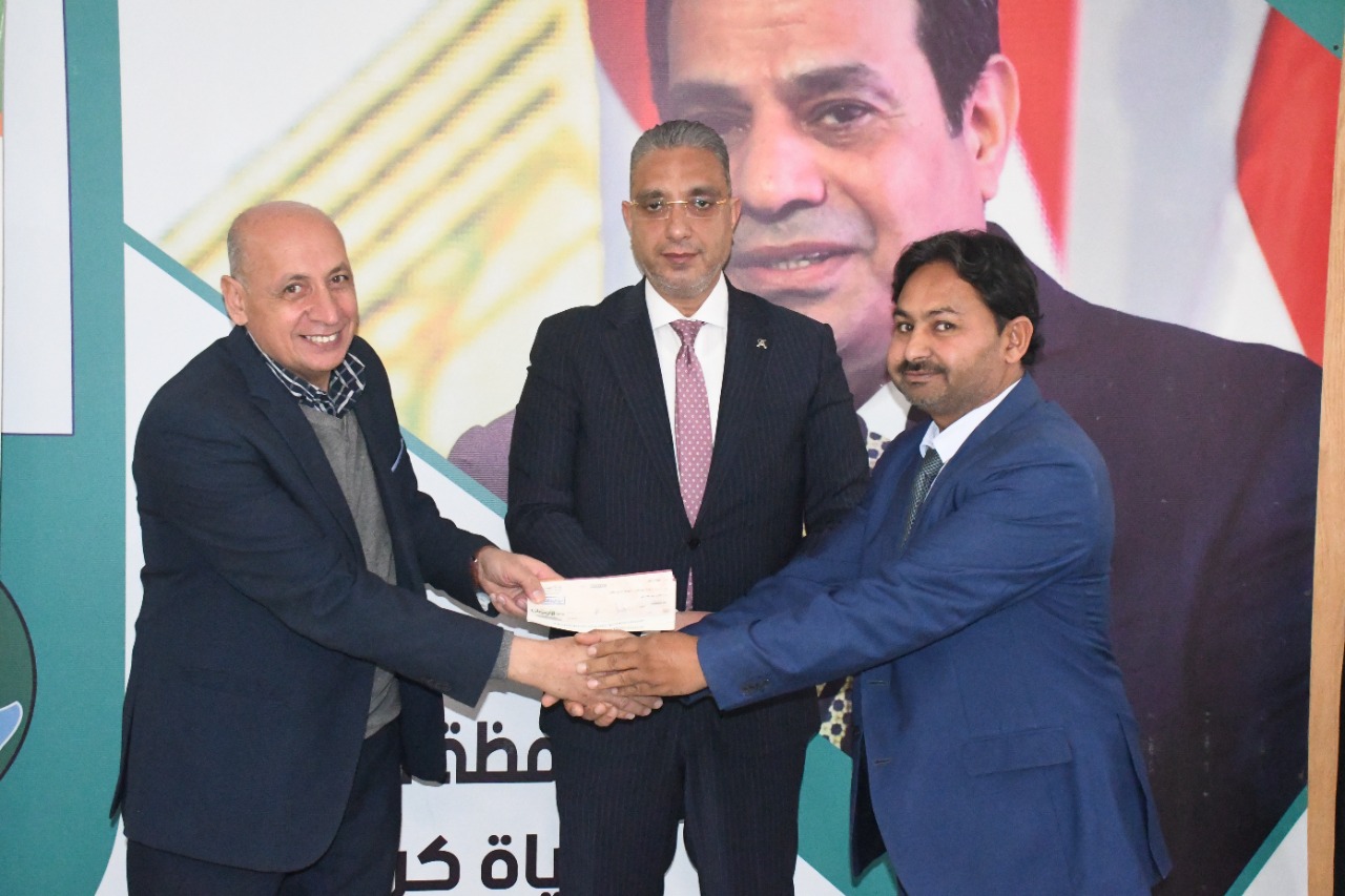 محافظ الفيوم يشهد تسليم شيك توصيل المرافق للأشر الولى بالرعاية
