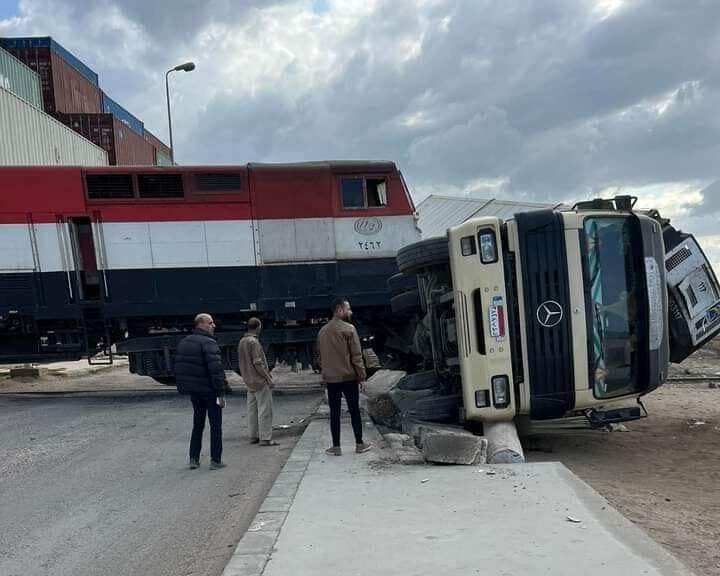اصطدام قطار بضائع بمقطورة
