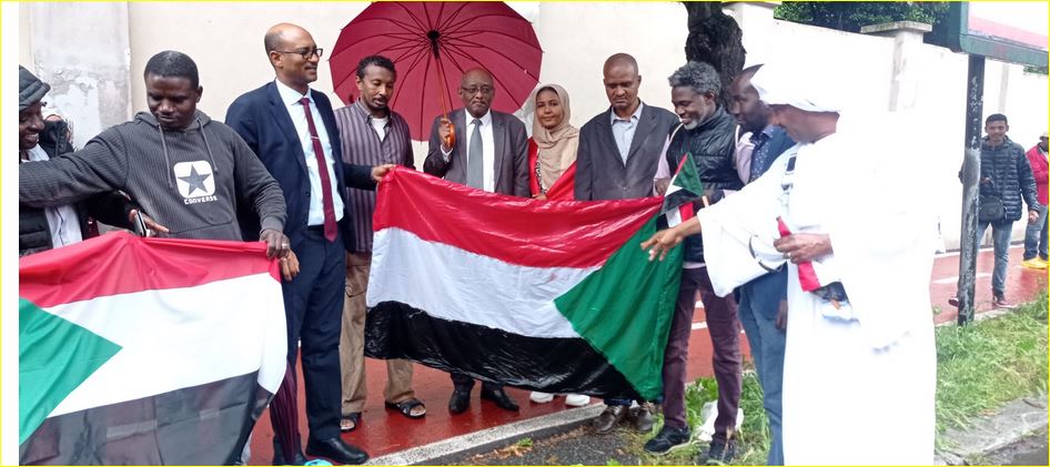 وقفة أمام السفارة السودانية فى روما دعما لوحدة الدولة والجيش