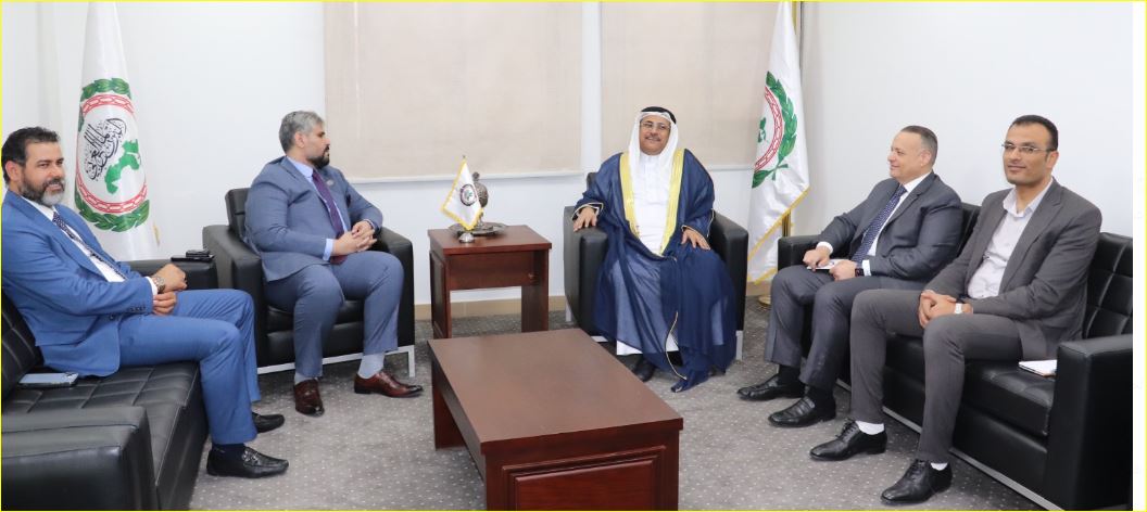 العسومي رئيس البرلمان العربي لدى استقباله عبدالمطلب إدريس مندوب ليبيا الدائم لدى الجامعة العربية