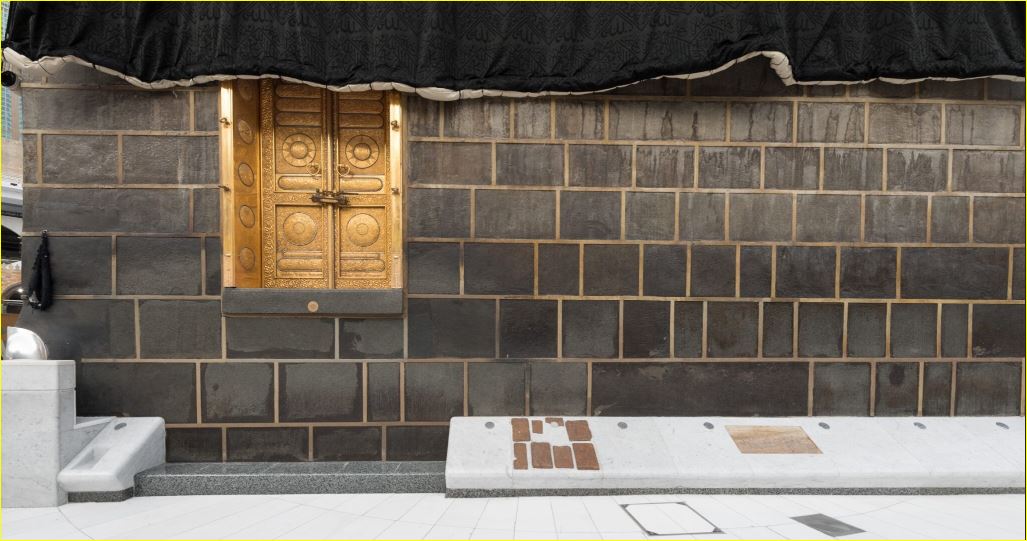 8 أحجار من المرمر النادر موجودة عند الجهة اليُمنى من باب الكعبة المشرّفة