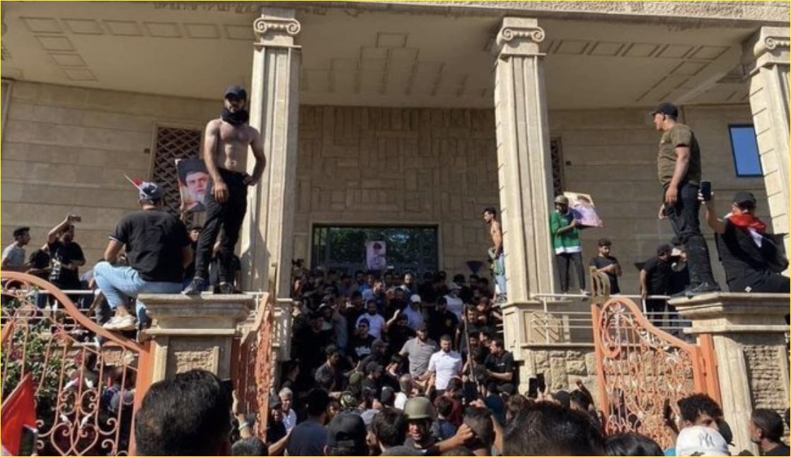 اقتحام سفارة السويد في بغداد