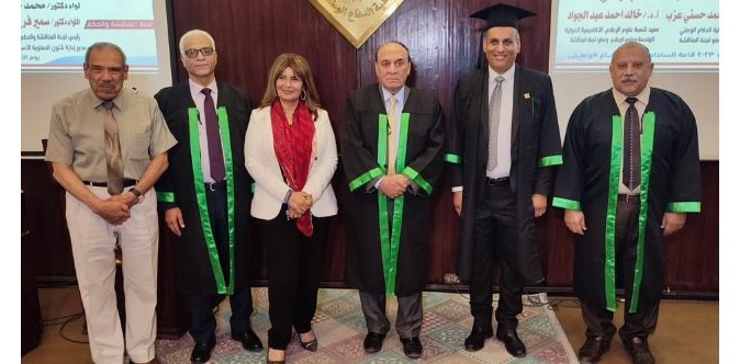 اللواء د. سمير فرج فى صورة تذكارية مع الباجحث ولجنة المناقشة