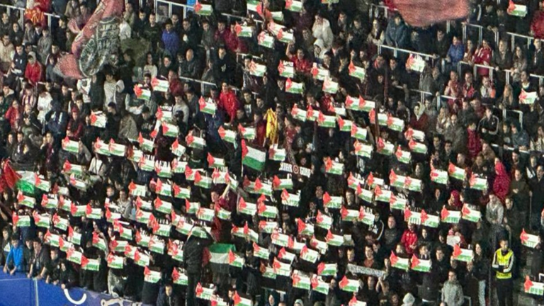 جماهير أوساسونا ترفع علم فلسطين