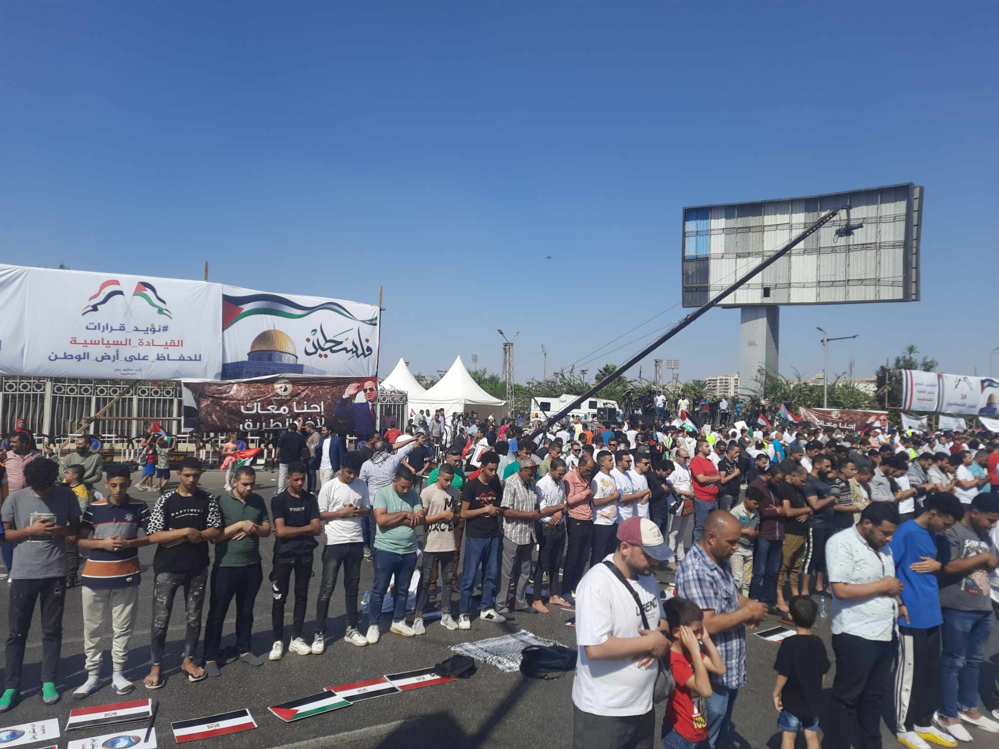 صلاة الغائب على شهداء غزة من أمام المنصة