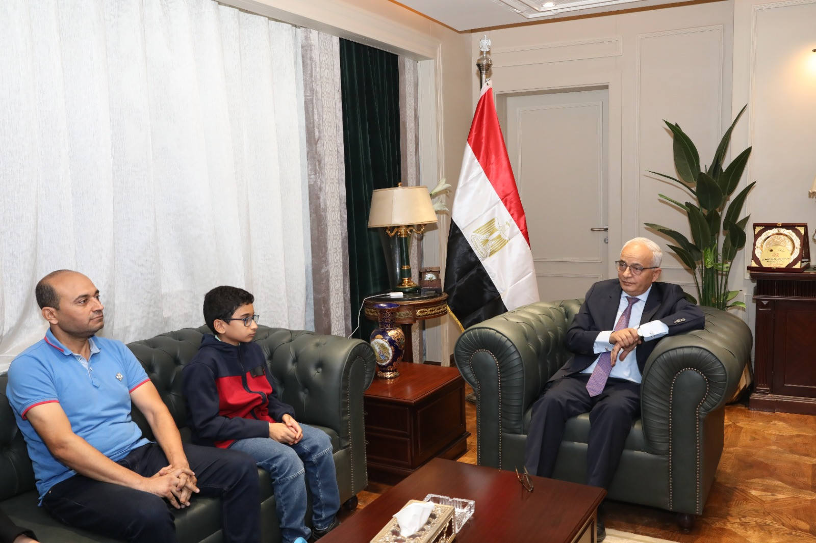 رضا حجازى يستقبل الطالب النابغ يحيى عبد الناصر