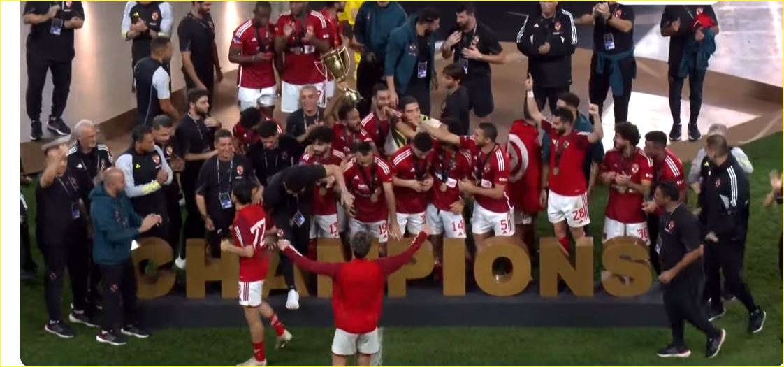 الأهلى بطل كأس السوبر على منصة التتويج