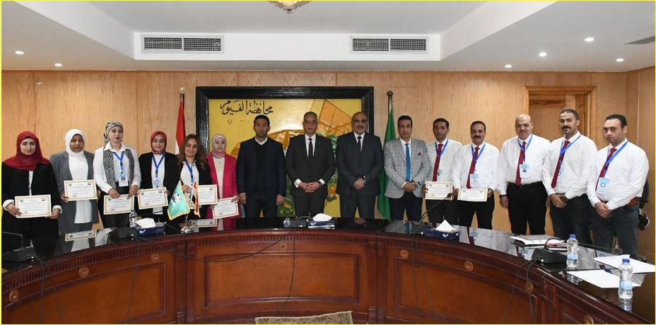 محافظ الفيوم مع المكرمين