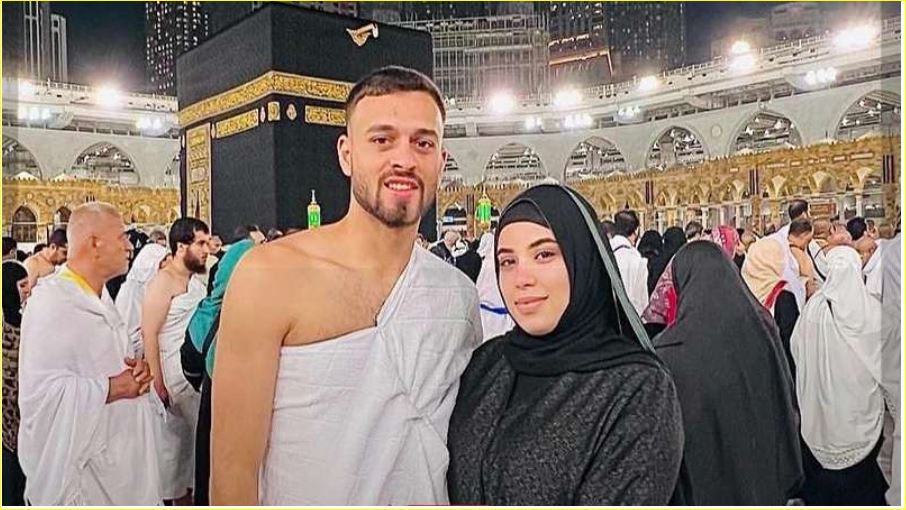 صلاح محسن وزوجته السابقة أمام الكعبة
