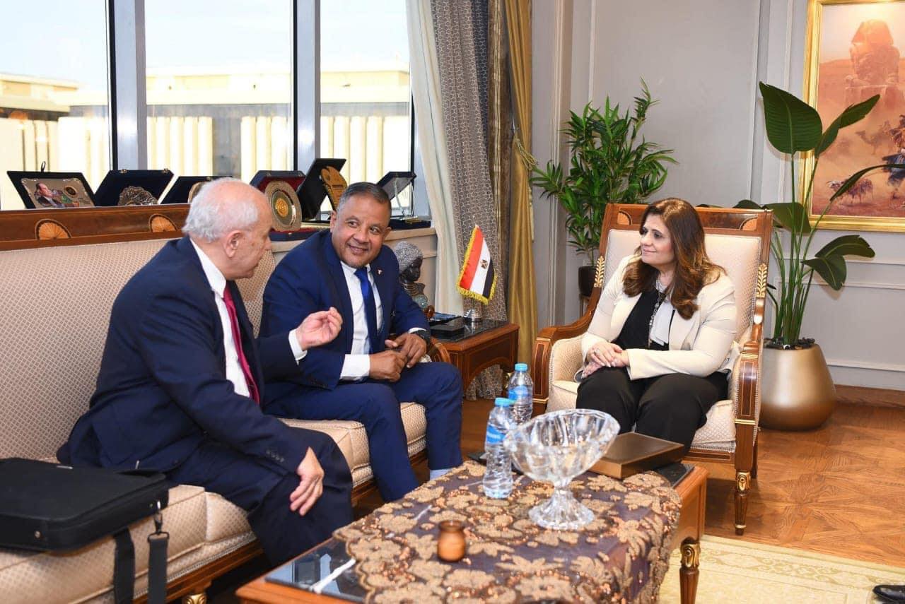 سها جندى ورئيس جمعية الصداقة المصرية - الهولندية الدكتور محمد مكاوي ونائب رئيس الجمعية