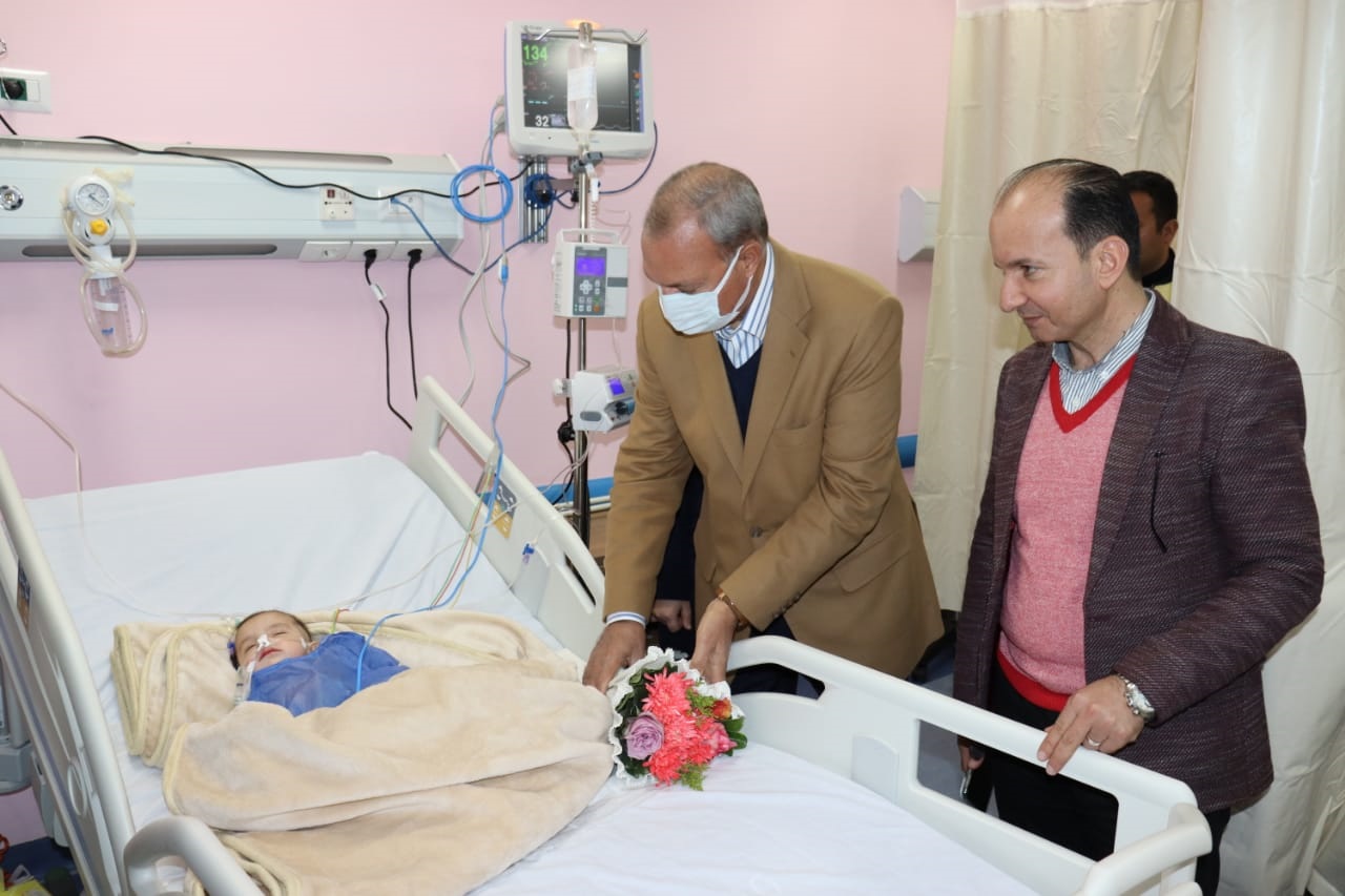 الهجان يطمئن على أطفال غزة الذين يتلقون العلاج بمستشفى القناطر الخيرية
