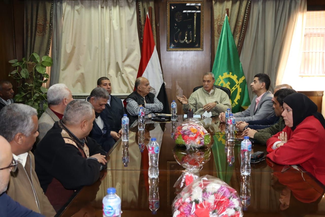 محافظ القليوبية يجتمع برئيس مجلس إدارة شركة نهضة مصر وعمال وسائقي ومشرفي النظافة