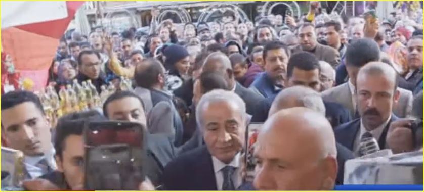 وزير التموين وسط حشود المواطنين فى معرض أهلا رمضان