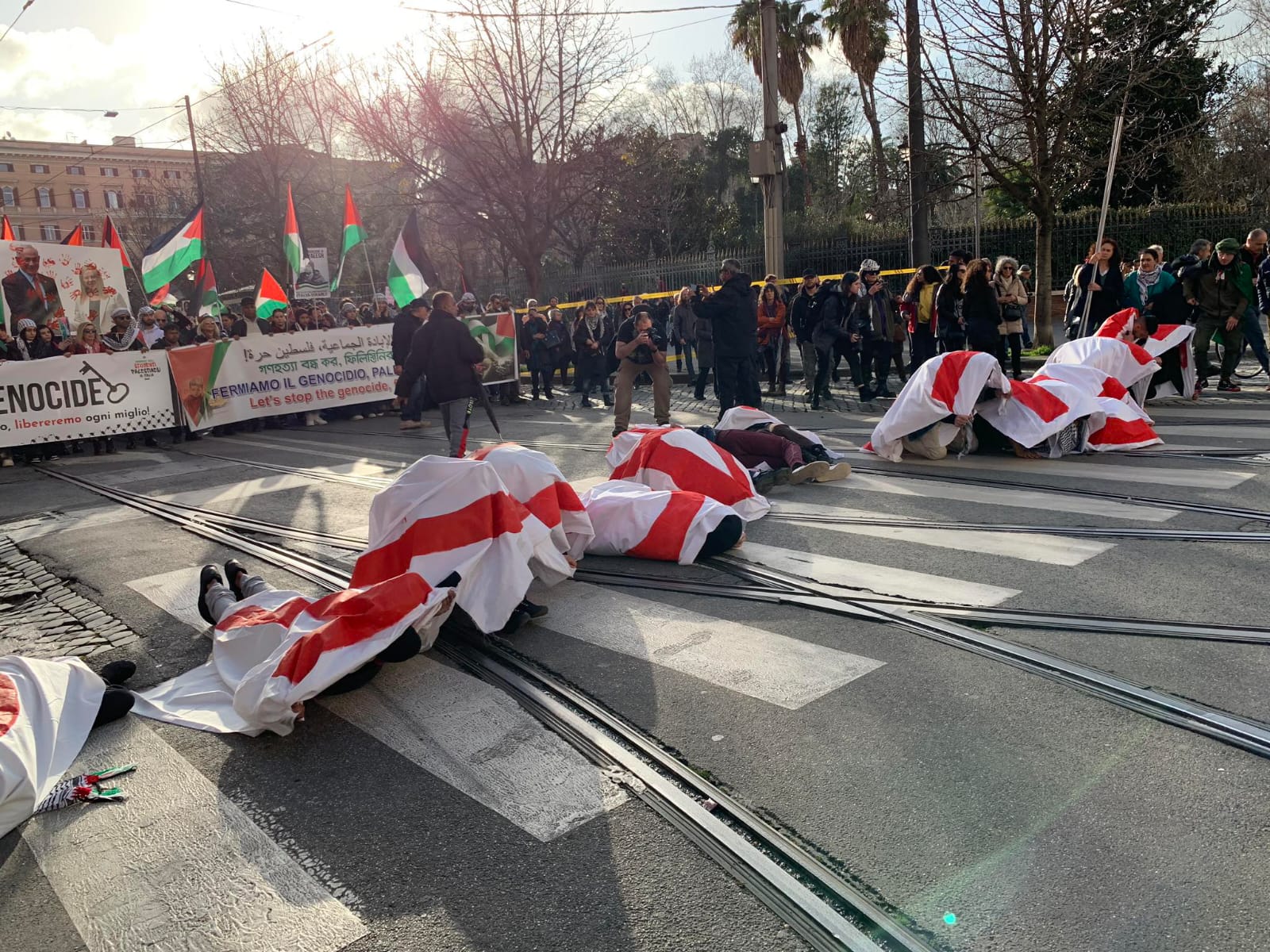 فى شوارع روما، مشهد محاكاة للمجازر التى تقع على الفلسطنيين