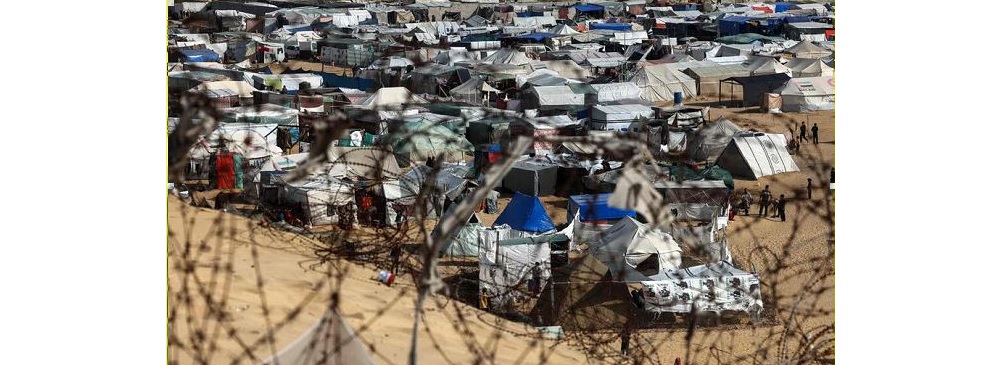 آلاف من المدنيين النازحين من غزة بالقرب من رفح