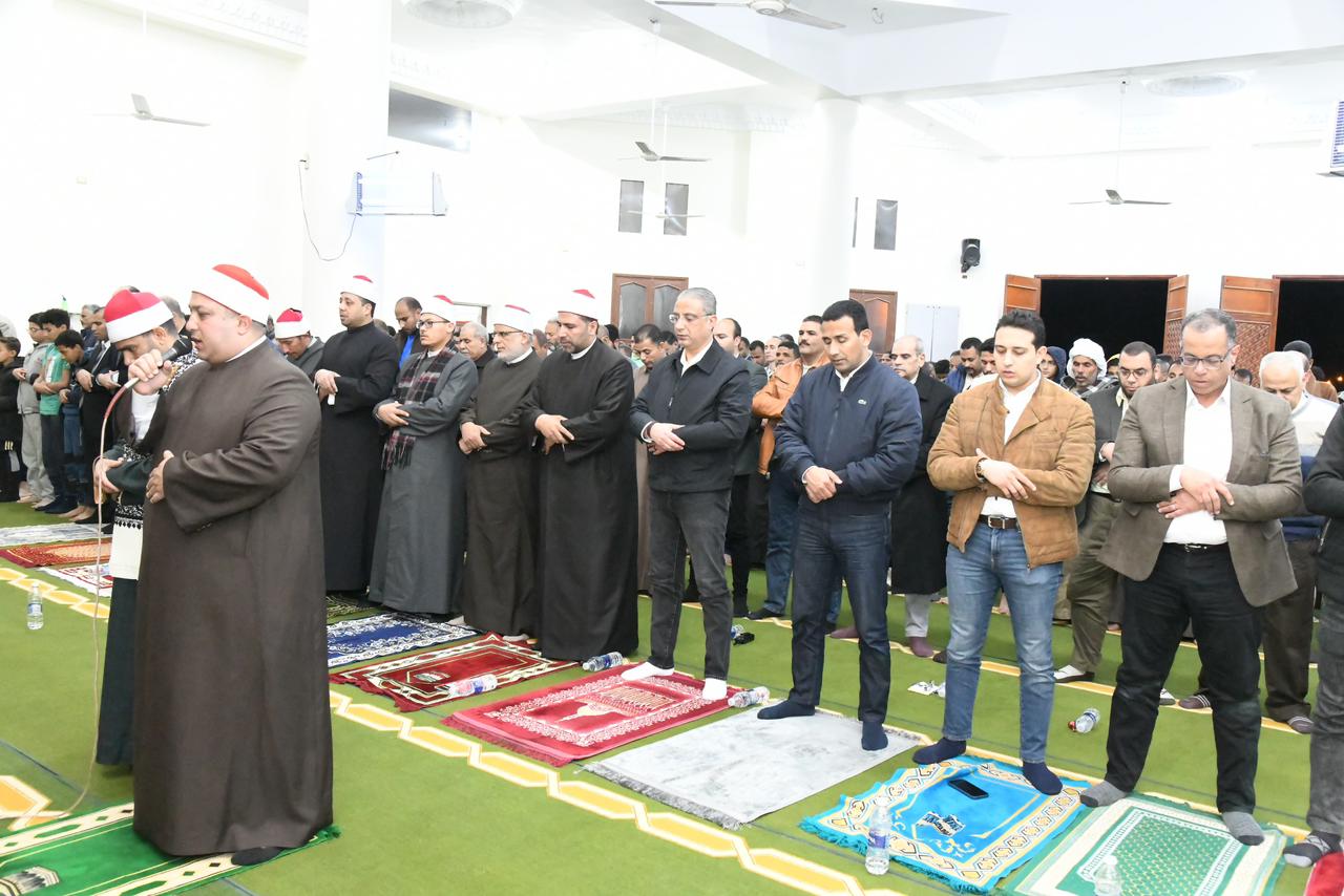 محافظ الفيوم يفتتح مسجد "نداء الإسلام" بمدينة الفيوم الجديدة .. ويؤدي صلاة العشاء والتراويح