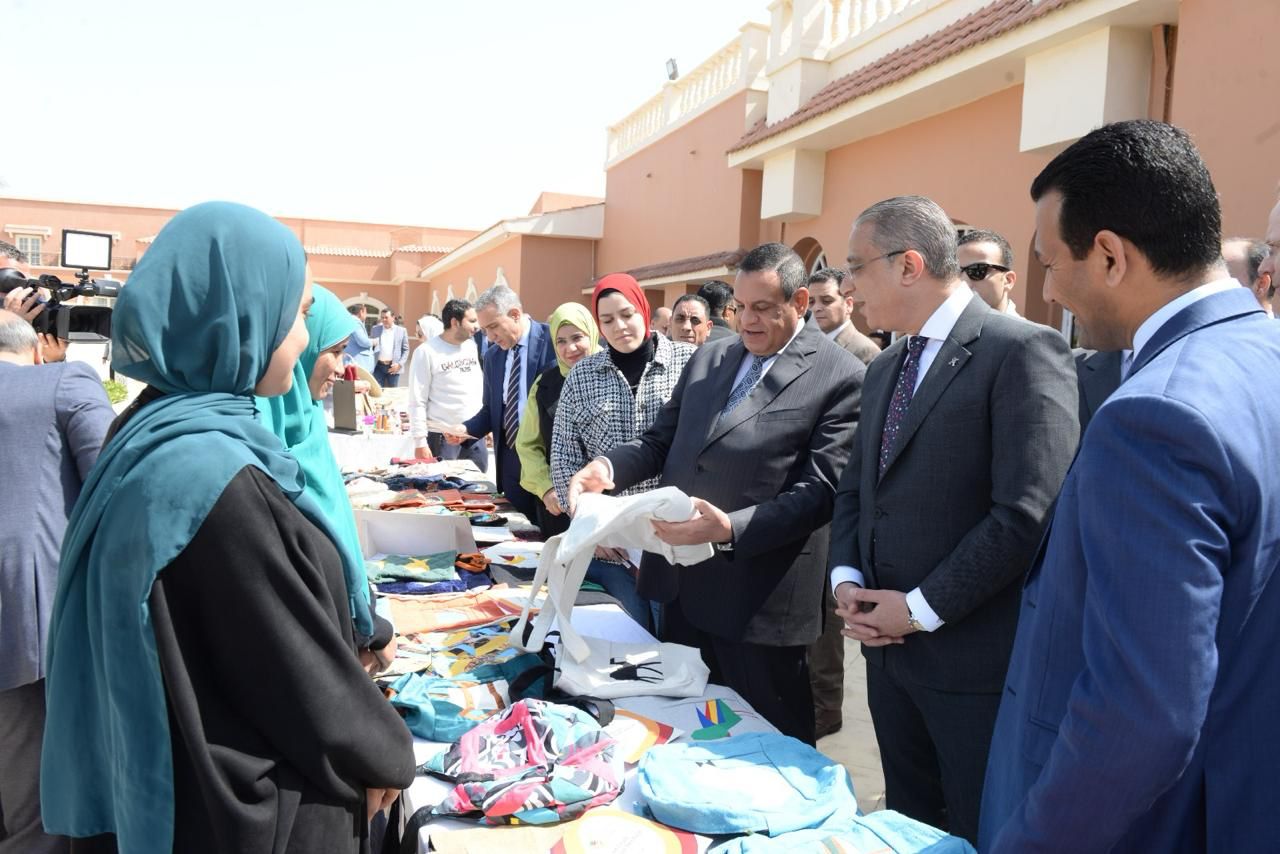 اللواء هشام آمنة وزير التنمية المحلية، والدكتور أحمد الأنصارى محافظ الفيوم يتفقدان معرض منصة "أيادى مصر"