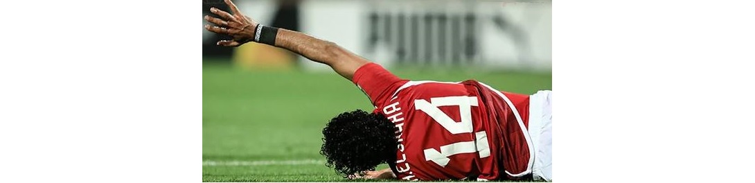 الشحات مصابا على الأرض يطلب العلاج