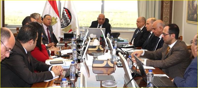 اجتماع وزير القطاع مع رؤساء الشركات القابضة