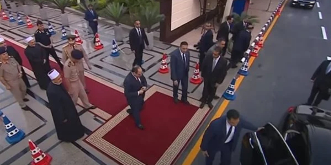 السيسي في مسجد مصر بالعاصمة