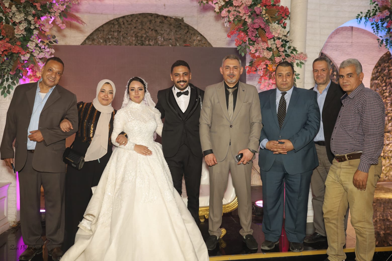 العروسان وأسرتهما مع أصدقاء والد العريس